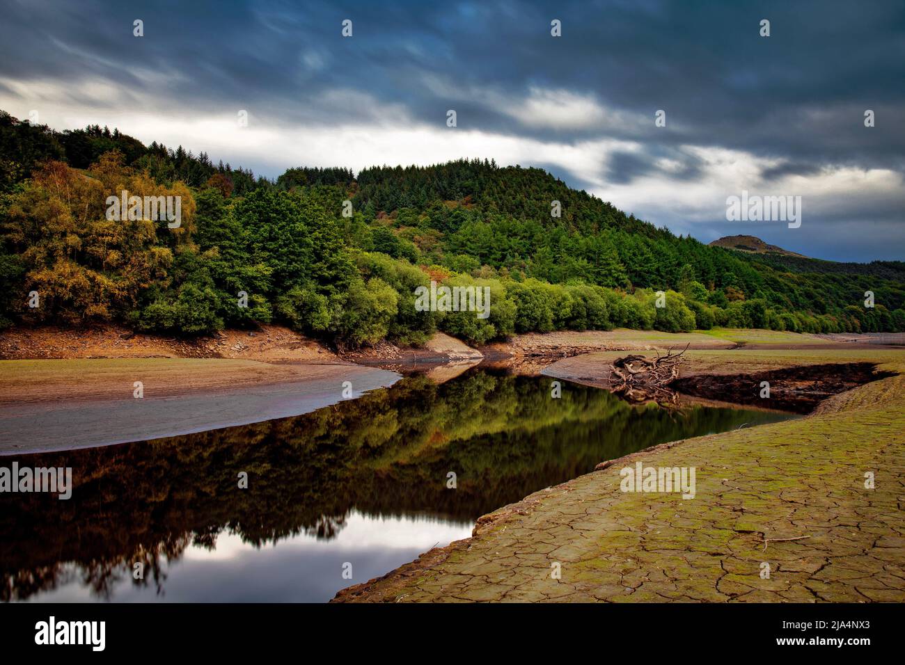 Trockene Wetterbedingungen führen im Sommer 2021 zu niedrigeren Wasserständen im Ladybower Reservoir im Peak District, Großbritannien Stockfoto