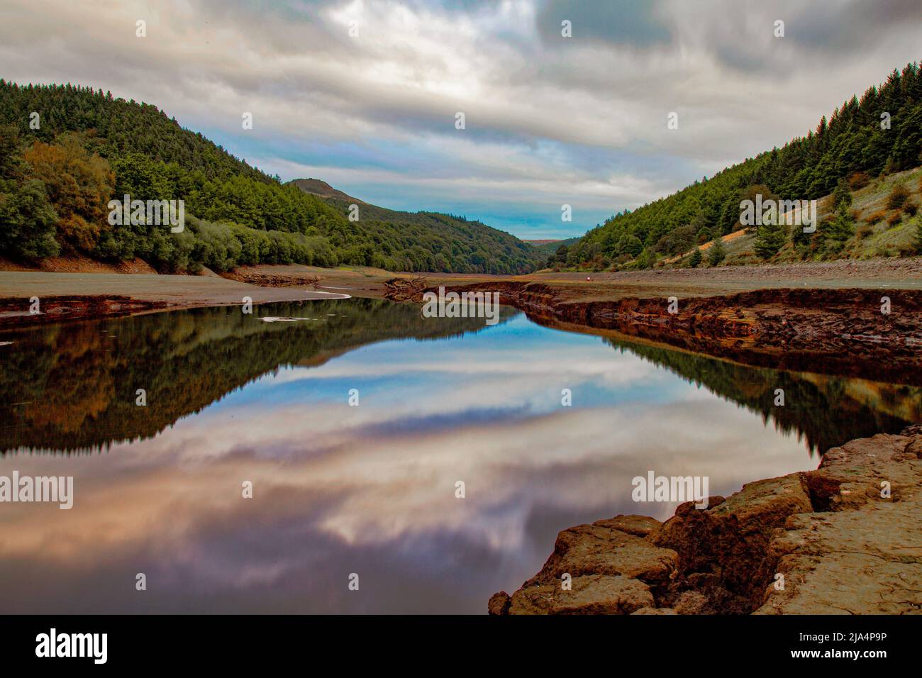 Sommerfoto mit Blick auf einen Teil des Ladybower Reservoirs im Peak District National Park, das den niedrigeren als normalen Wasserstand zeigt Stockfoto