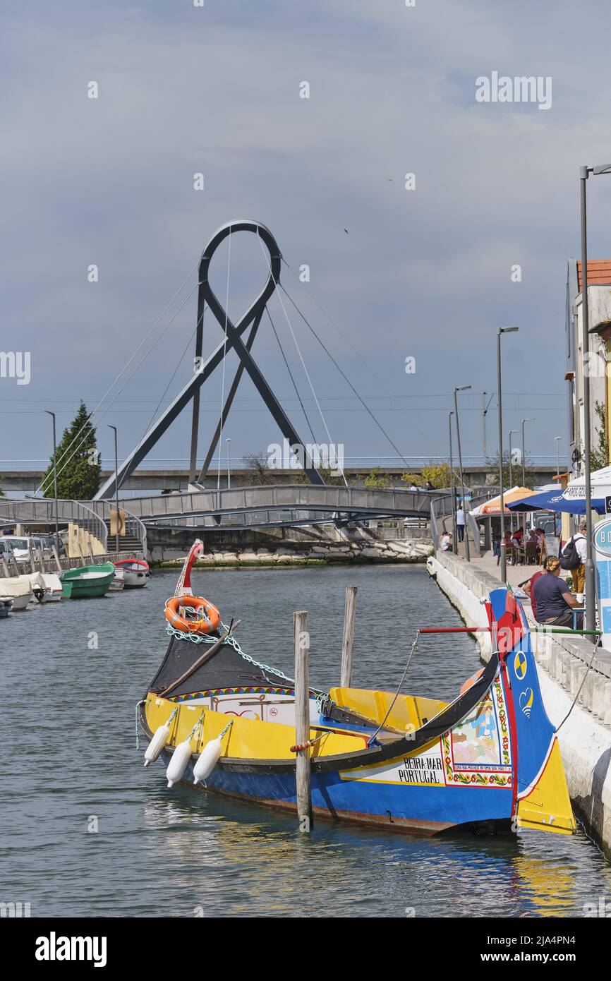 Farbenfrohe Malerei auf dem Bug des Moliceiros-Bootes, das an einem Kanal in Aveiro festgemacht ist Stockfoto