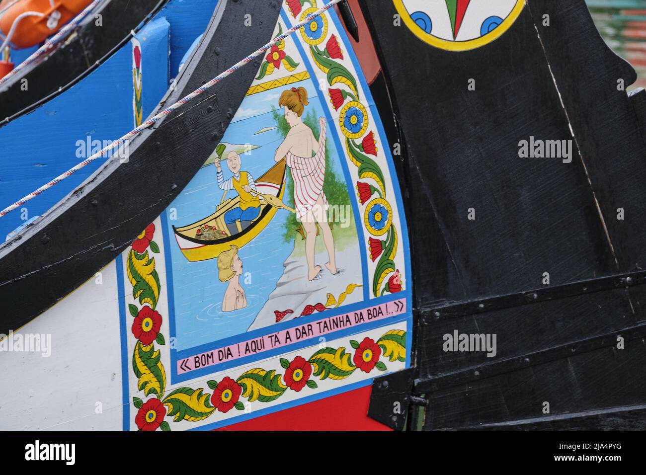 Farbenfrohe Malerei auf dem Heck des Moliceiros-Bootes, das an einem Kanal in Aveiro festgemacht ist Stockfoto