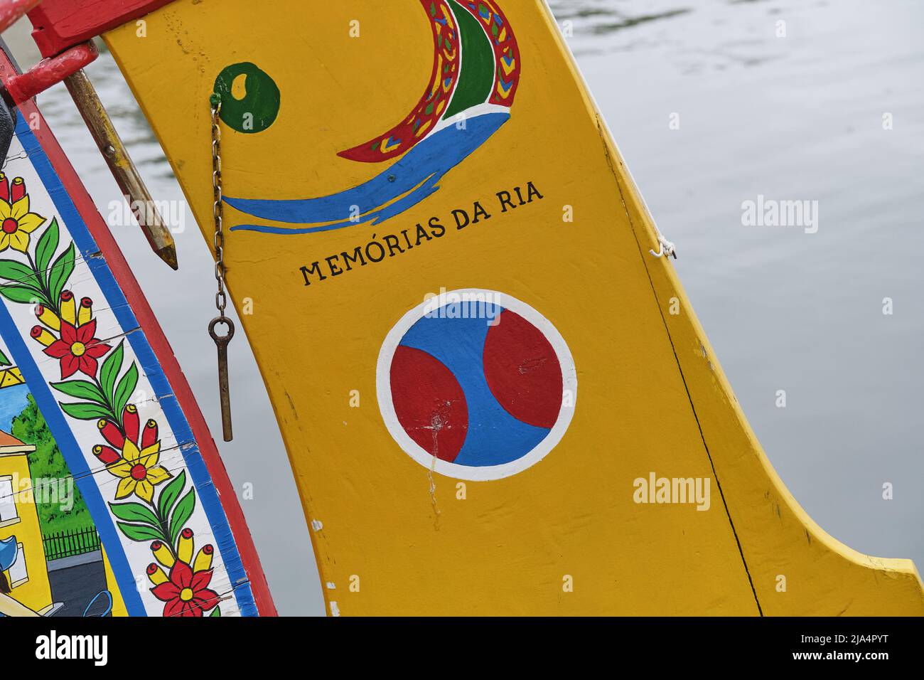Farbenfrohe Malerei auf dem Heck des Moliceiros-Bootes, das an einem Kanal in Aveiro festgemacht ist Stockfoto