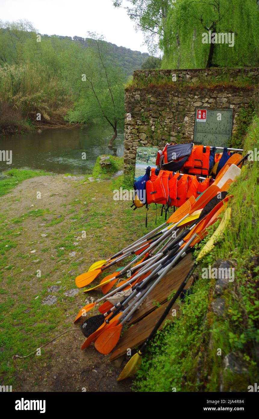Wassersport in der Nähe Sorgente su Gologone, Sardinien. Stockfoto