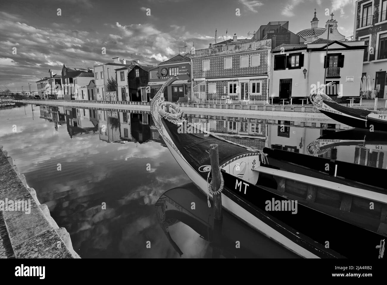 Beliebt bei Touristen Bunte Moliceiros Boot an einem Kanal in Aveiro festgemacht Stockfoto