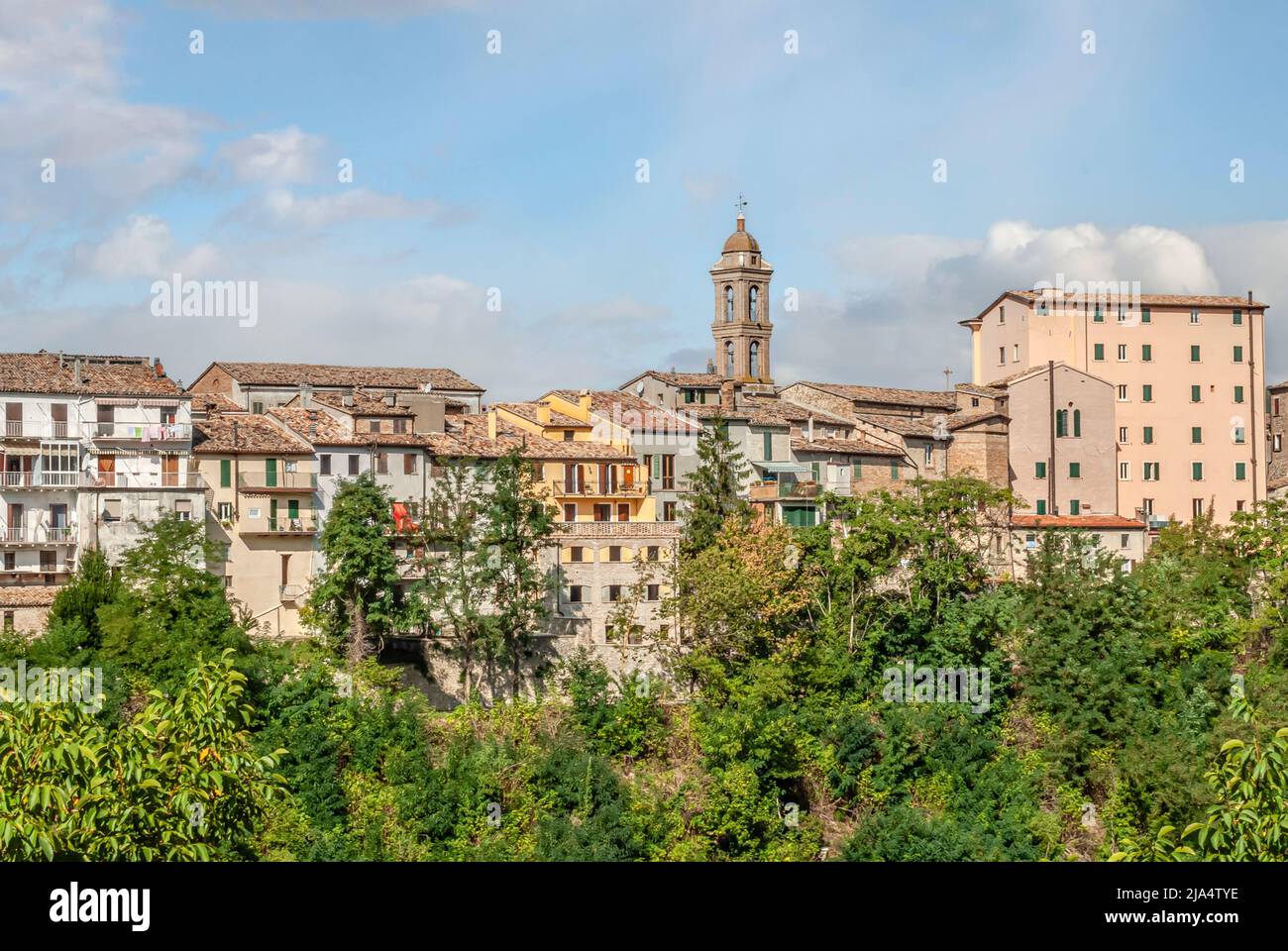 Blick auf die Altstadt von Sassocorvaro, Umbrien, Italien Stockfoto