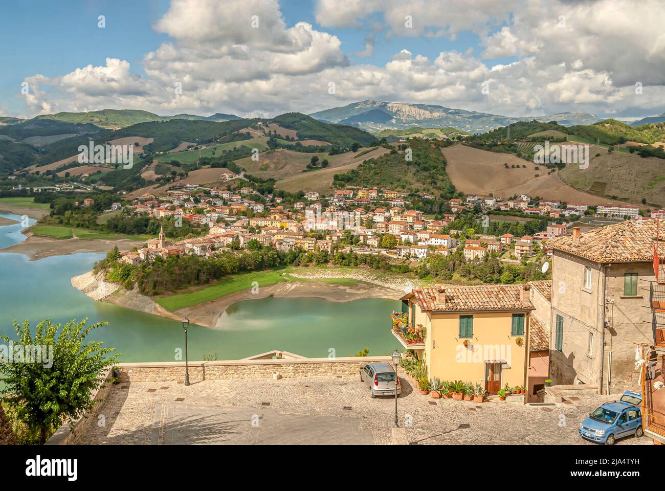Panoramablick vom Sassocorvaro auf den Lago di Mercatale und die Stadt Mercatale, Umbrien, Italien Stockfoto