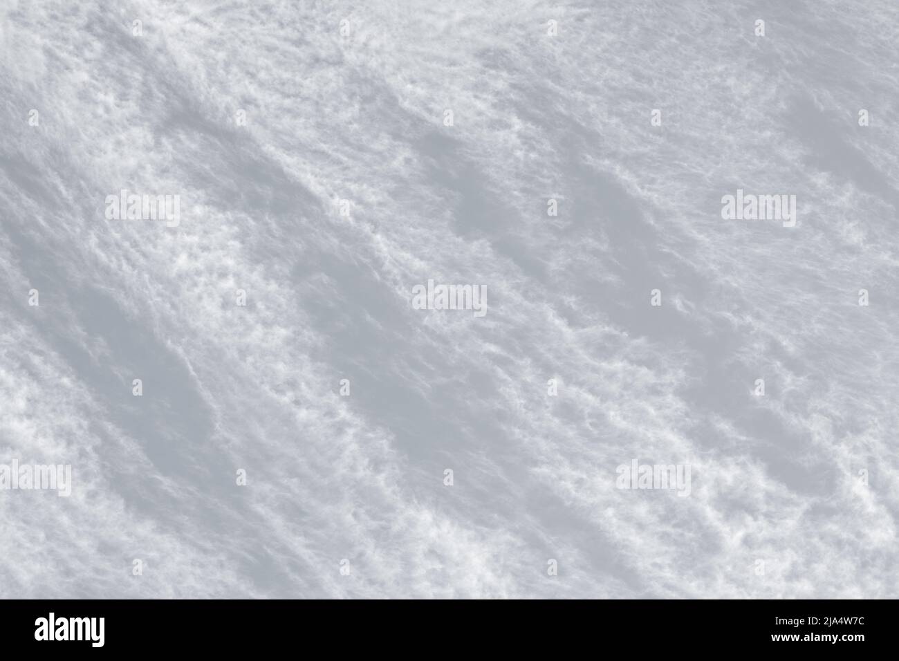 Unscharfer abstrakter grauweißer Hintergrund. Weiße Zirruswolken. Interessanter Hintergrund von verschwommenen Wolken. Stockfoto