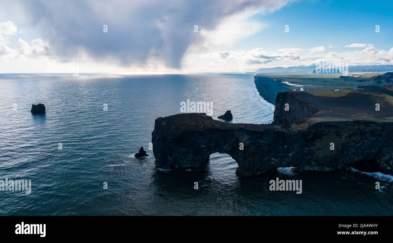 Luftaufnahme der isländischen Küste am schwarzen Strand. Stockfoto