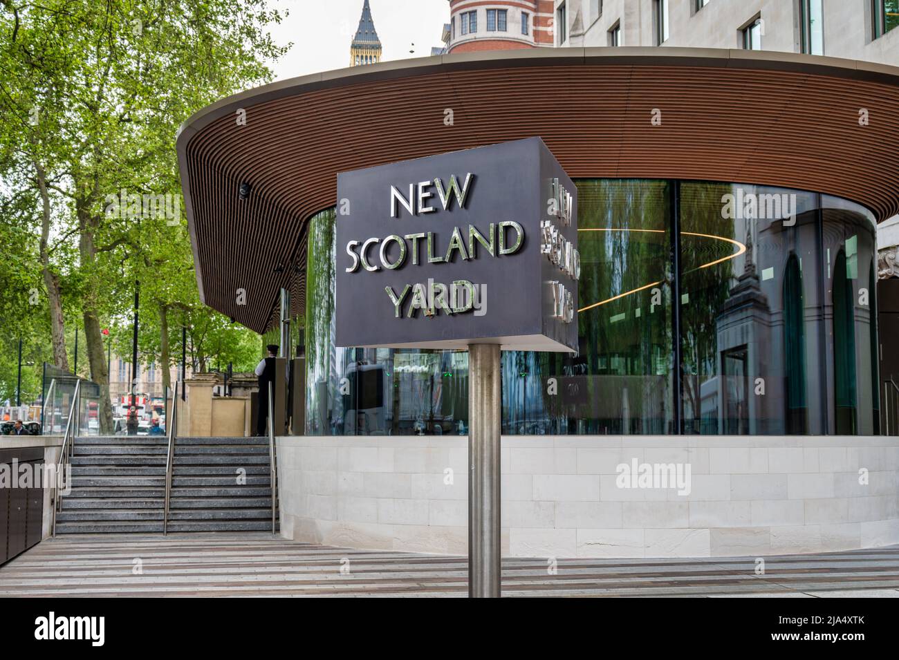 London, Großbritannien - 3. Mai 2022: Das Zeichen für New Scotland Yard in London Stockfoto
