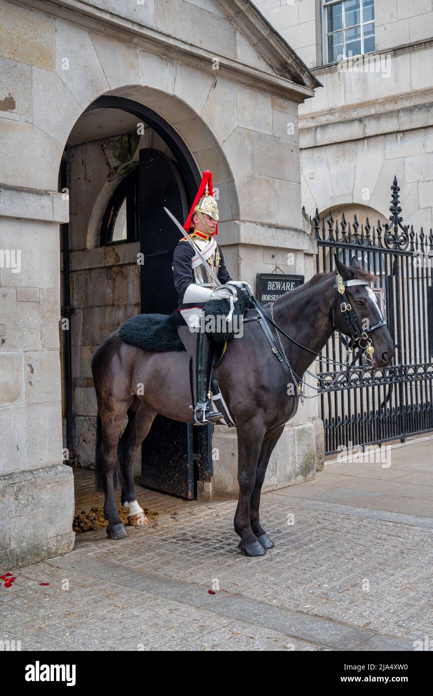 London, Großbritannien - 3. Mai 2022: Die Rettungsgarde zu Pferd vor der Horse Guards Parade in London Stockfoto