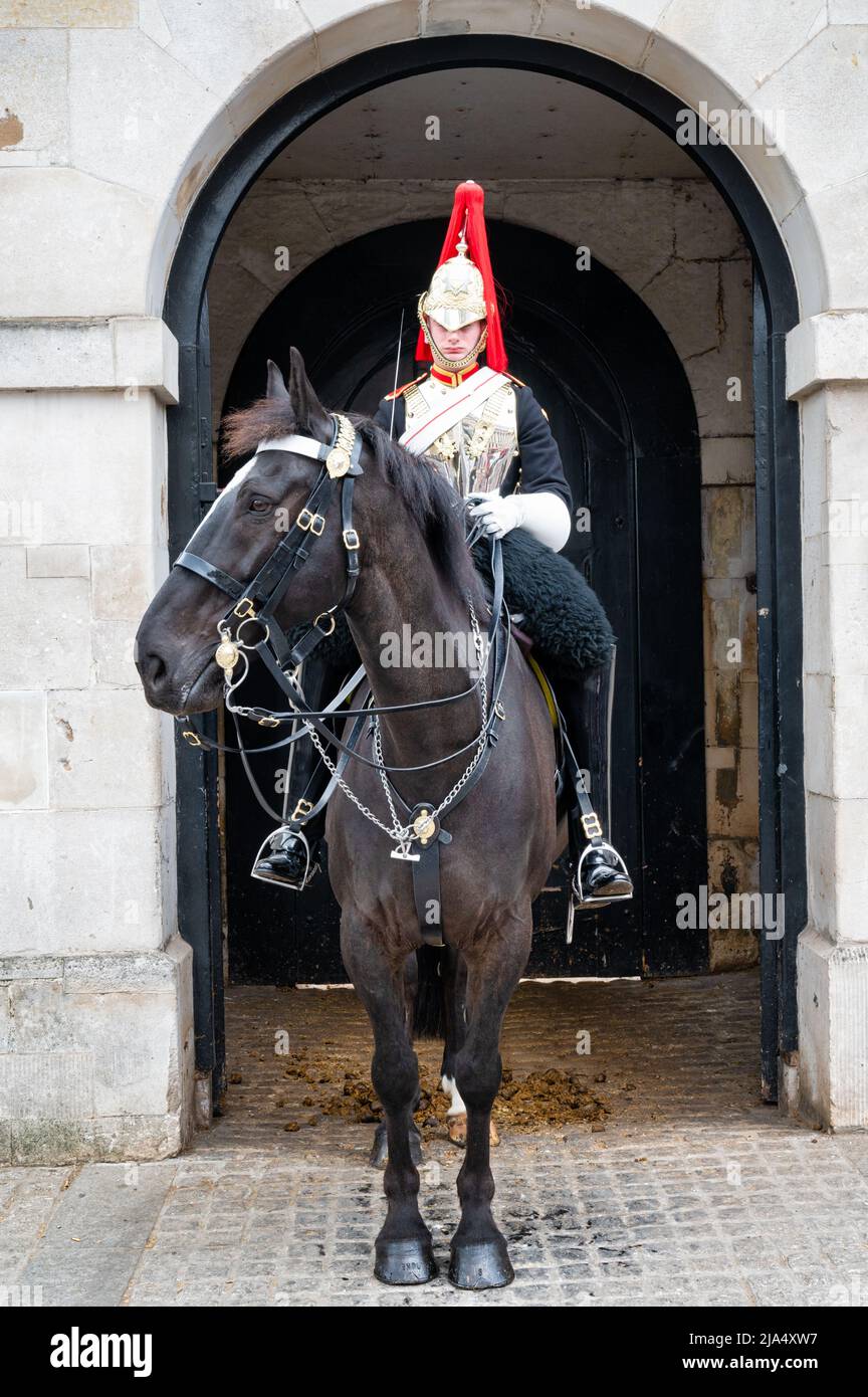 London, Großbritannien - 3. Mai 2022: Die Rettungsgarde zu Pferd vor der Horse Guards Parade in London Stockfoto
