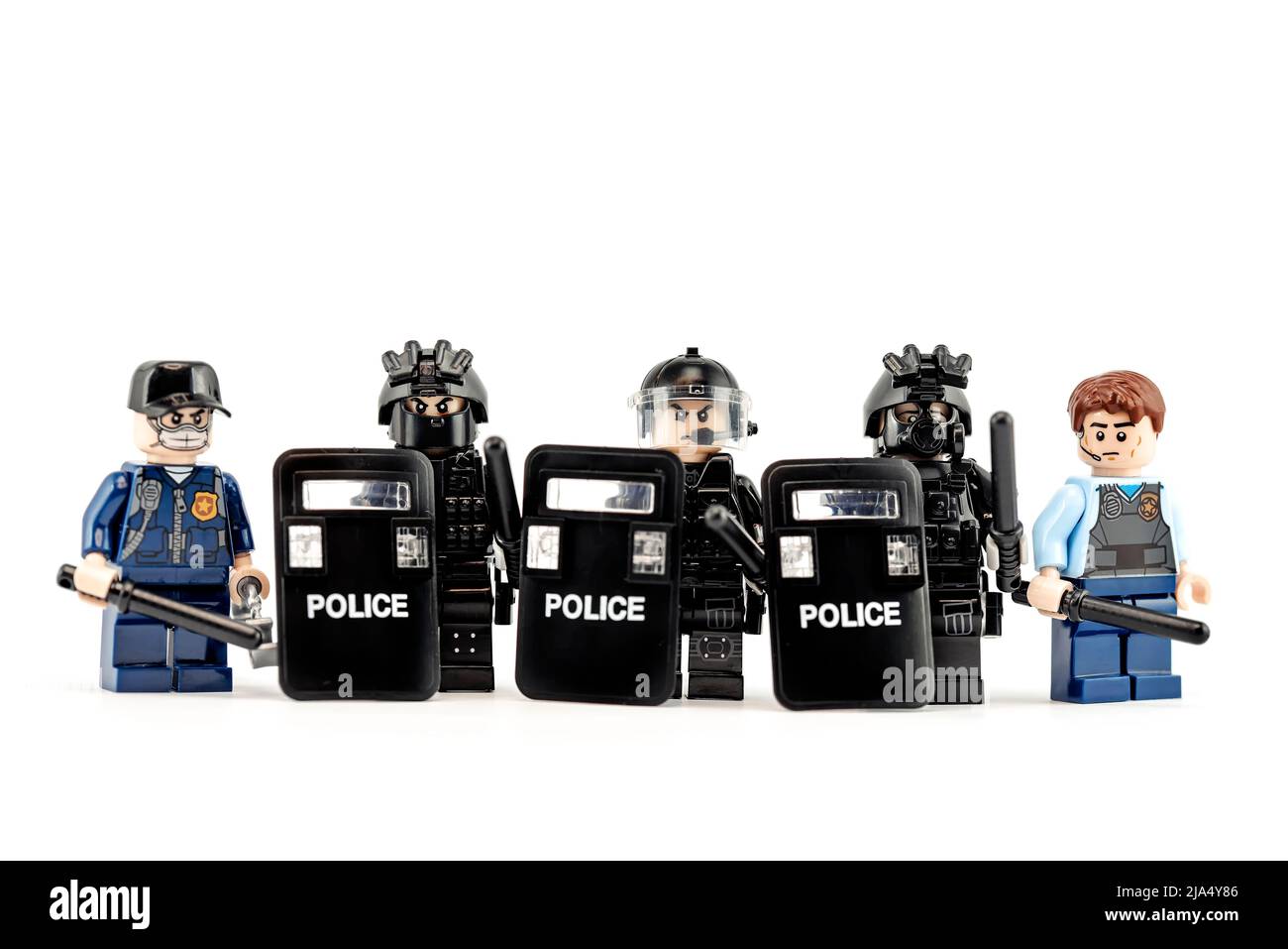 Polizei mit Schilden und Gummiknüppeln in der Schlange stehen. Illustratives Editorial. 16.Mai 2022 Stockfoto