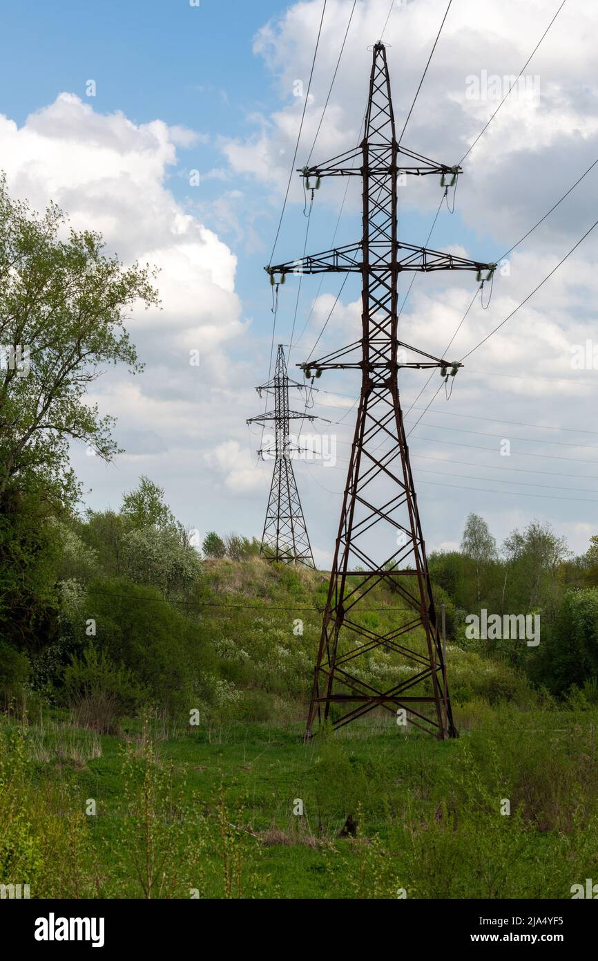 Alte Stromleitungen vor dem Hintergrund der Natur im Sommer, Russland Stockfoto