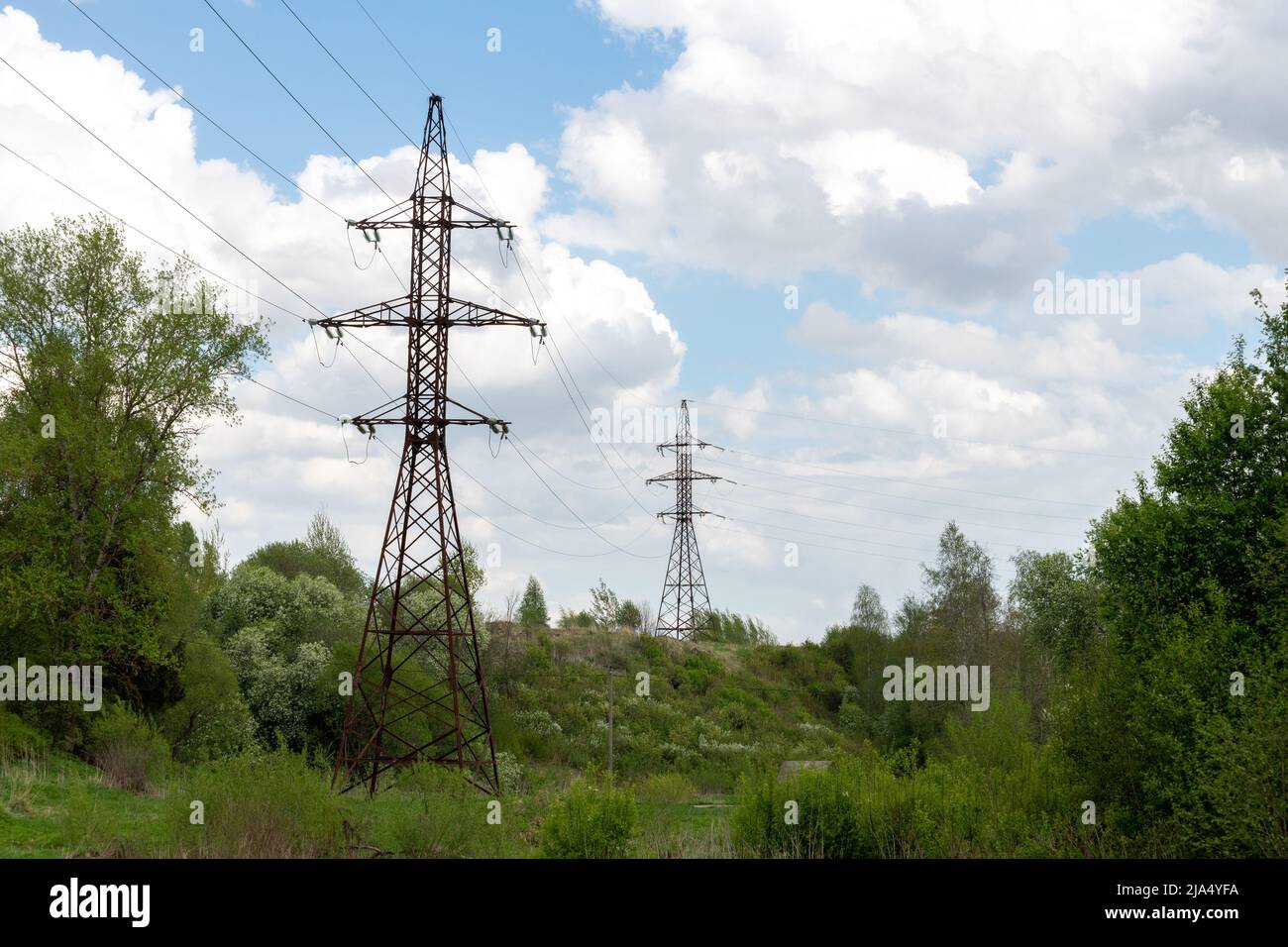 Alte Stromleitungen vor dem Hintergrund der Natur im Sommer, Russland Stockfoto