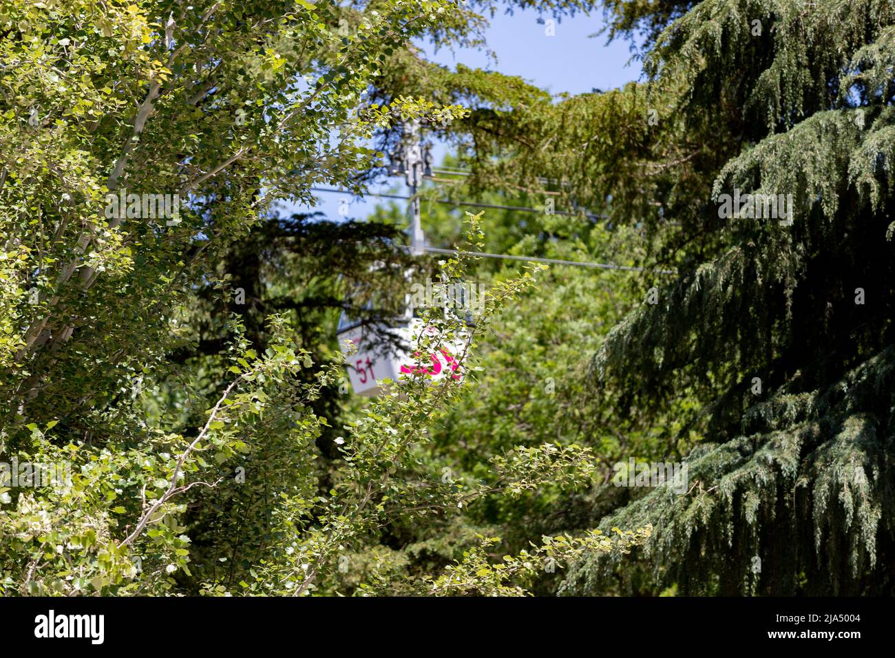 Seilbahn. Seilbahn in Madrid, die den Parque del Oeste mit der Casa de Campo in Madrid verbindet. Klarer Tag mit blauem Himmel, in Spanien. Europa. Foto Stockfoto