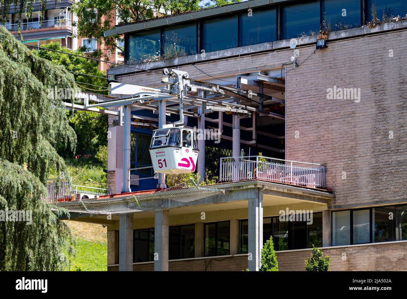 Seilbahn. Seilbahn in Madrid, die den Parque del Oeste mit der Casa de Campo in Madrid verbindet. Klarer Tag mit blauem Himmel, in Spanien. Europa. Foto Stockfoto