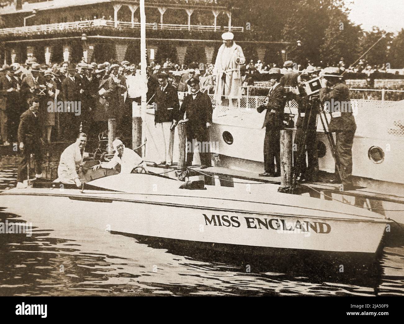 Major Sir Henry Segrave, Rennfahrer und Land- und Wassergeschwindigkeitspionier. === Sir Henry O'Neal de Hane Segrave (1896 – 1930) hat drei Land- und eine Wasserrekorde aufgestellt. Er war auch der erste, der mit über 200 Meilen pro Stunde (320 km/h) an Land fuhr. Er wurde in Baltimore USA geboren, wuchs in Irland auf, war aber ein britischer Nationalist, der Eton besuchte. Während des Ersten Weltkriegs trat er dem Royal Warwickshire Regiment bei und wechselte später zum Royal Flying Corps. Sein zufälliger Tod ereignete sich 1930, kurz nachdem er mit „Miss England“, der hier am Lake Windermere in England zu sehen war, einen neuen Weltrekord im Bereich der Wassergeschwindigkeit aufgestellt hatte. Stockfoto