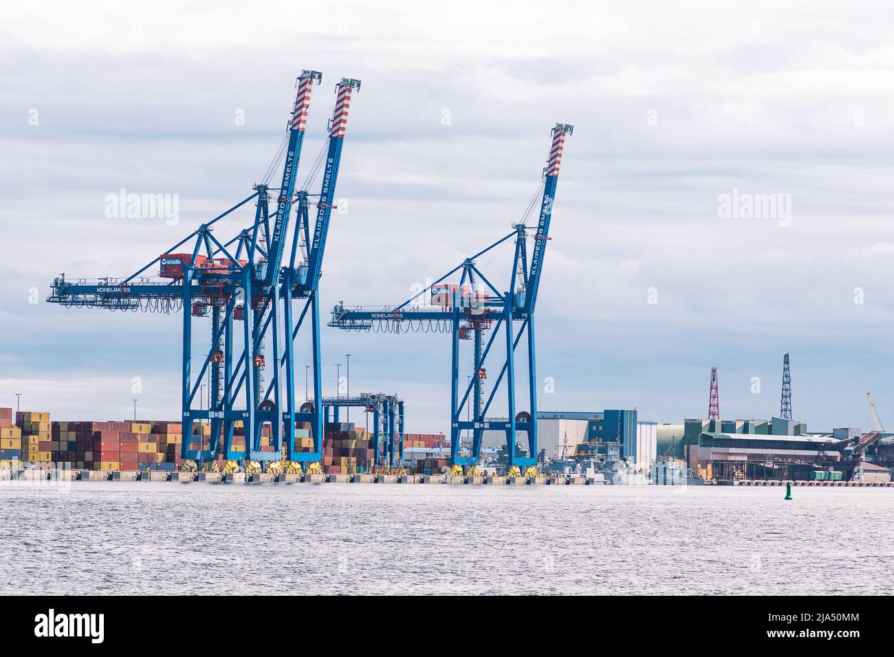 Krane und Container im Hafen von Klaipeda, Seehafen in Klaipeda, Litauen, Ostsee. Die Ukraine betrachtet Getreideexporte über Litauen Stockfoto