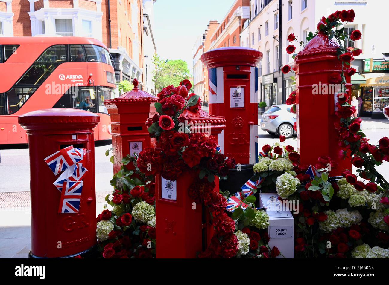 London, Großbritannien. 27. Mai 2022. Vintage Postboxen. Chelsea in Bloom, Chelseas jährlich stattfindende Blumenkunst-Show und Londons größtes Festival der Blumen, das kostenlos besucht werden kann. Vom 23.-28.. Mai. Das Thema für 2022 war British Icons. Kredit: michael melia/Alamy Live Nachrichten Stockfoto