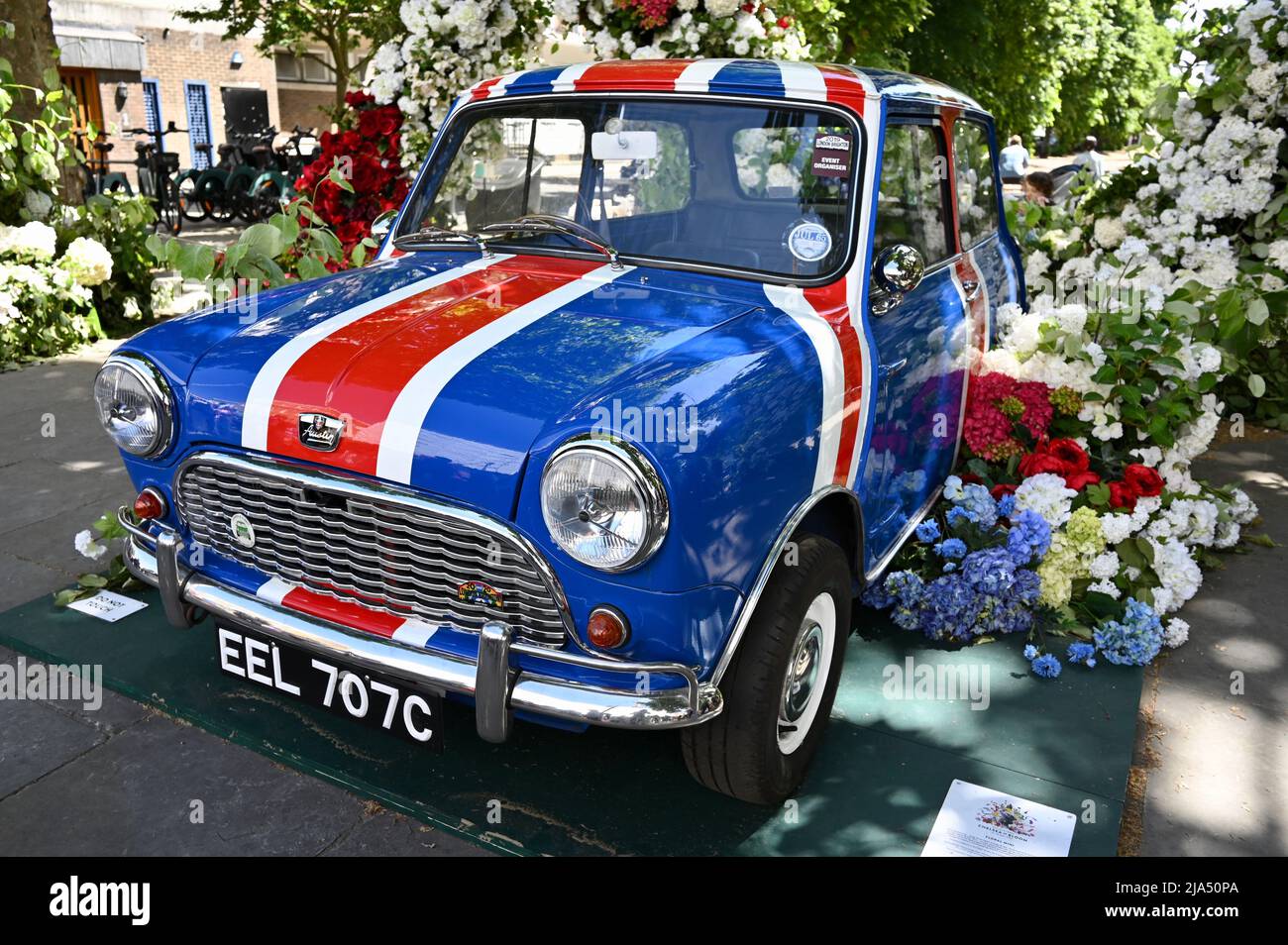London, Großbritannien. 27. Mai 2022. Ein Mini mit Blumenmuster. Chelsea in Bloom, Chelseas jährlich stattfindende Blumenkunst-Show und Londons größtes Festival der Blumen, das kostenlos besucht werden kann. Vom 23.-28.. Mai. Das Thema für 2022 war British Icons. Kredit: michael melia/Alamy Live Nachrichten Stockfoto