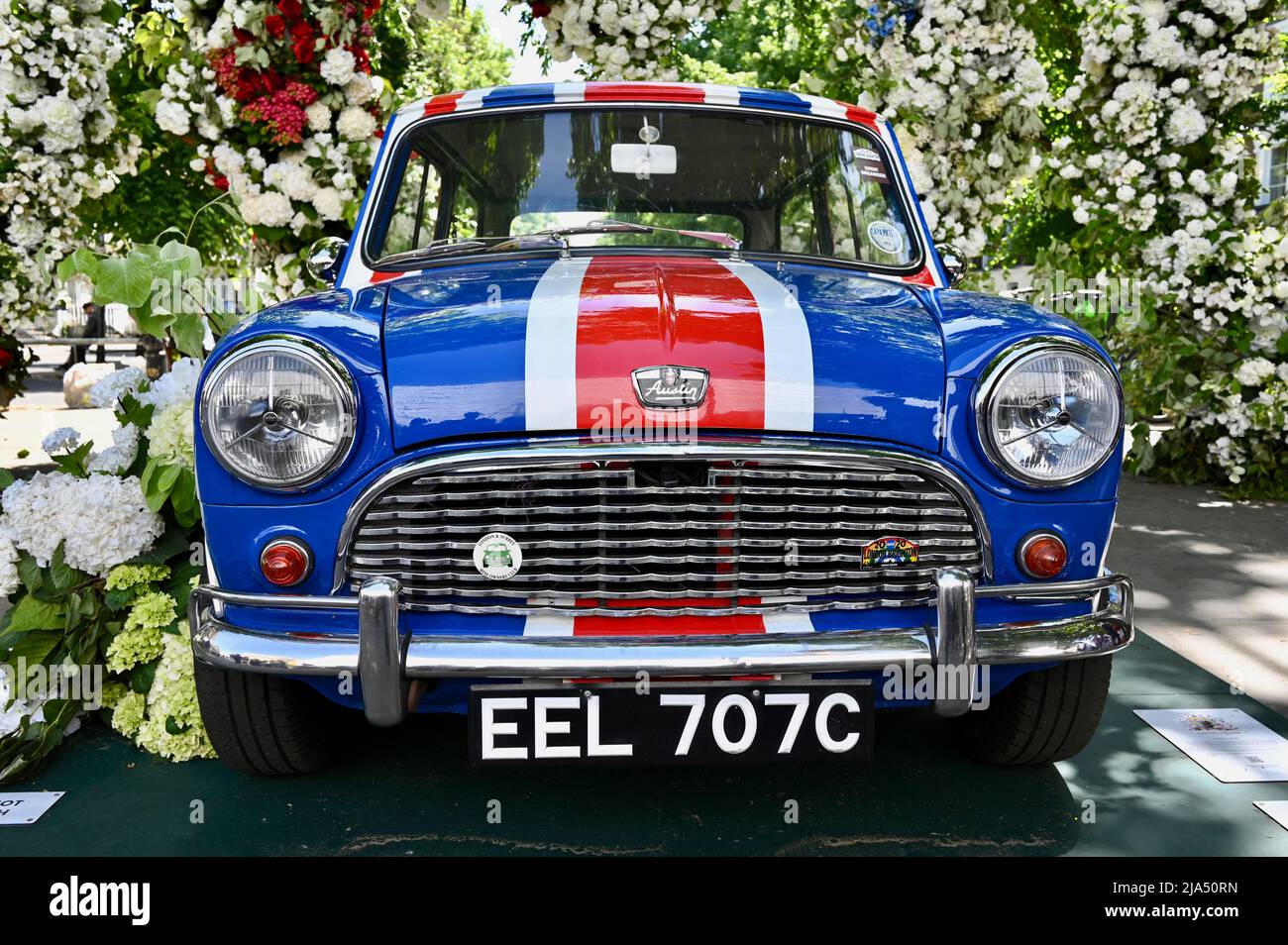 London, Großbritannien. 27. Mai 2022. Ein Mini mit Blumenmuster. Chelsea in Bloom, Chelseas jährlich stattfindende Blumenkunst-Show und Londons größtes Festival der Blumen, das kostenlos besucht werden kann. Vom 23.-28.. Mai. Das Thema für 2022 war British Icons. Kredit: michael melia/Alamy Live Nachrichten Stockfoto