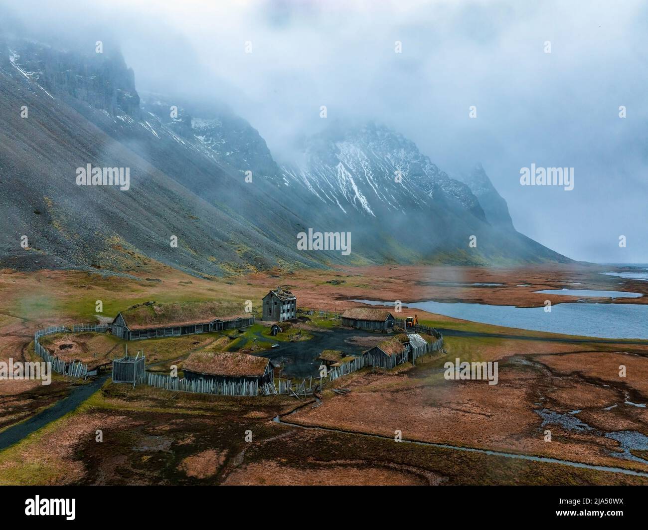 Luftaufnahme eines wikingerdorfes an einem stürmischen Regentag in Island. Stockfoto