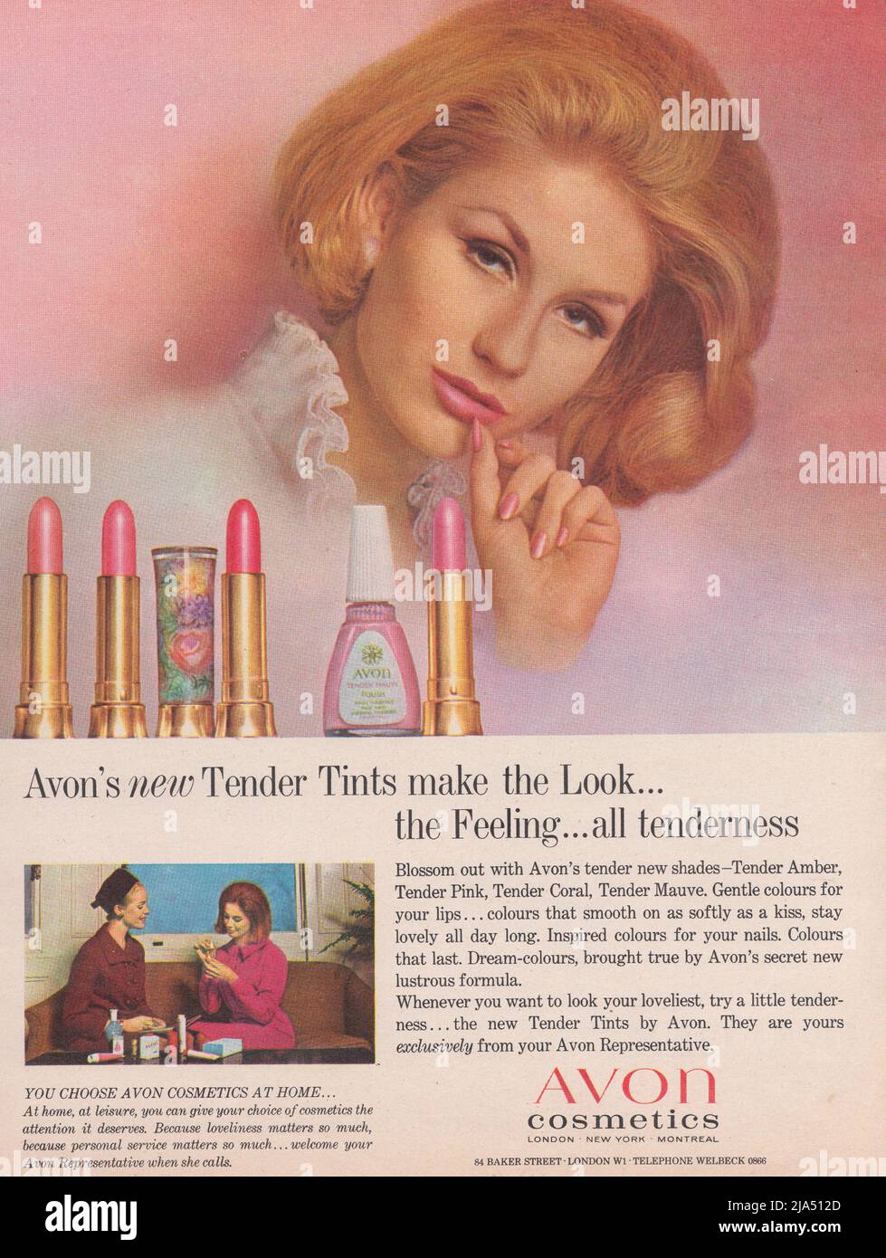 AVON Kosmetik AVON färbt Vintage-Papier Werbezeitschrift Anzeige von 1965 AVON Kosmetik zu Hause AVON Lippenstift Avon Nagellack Nagellack Stockfoto