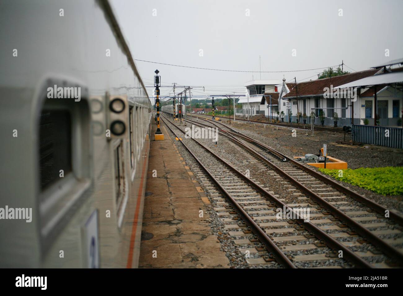 Der Zug der Passanten hielt am Bahnhof auf der Insel Java, Indonesien ...