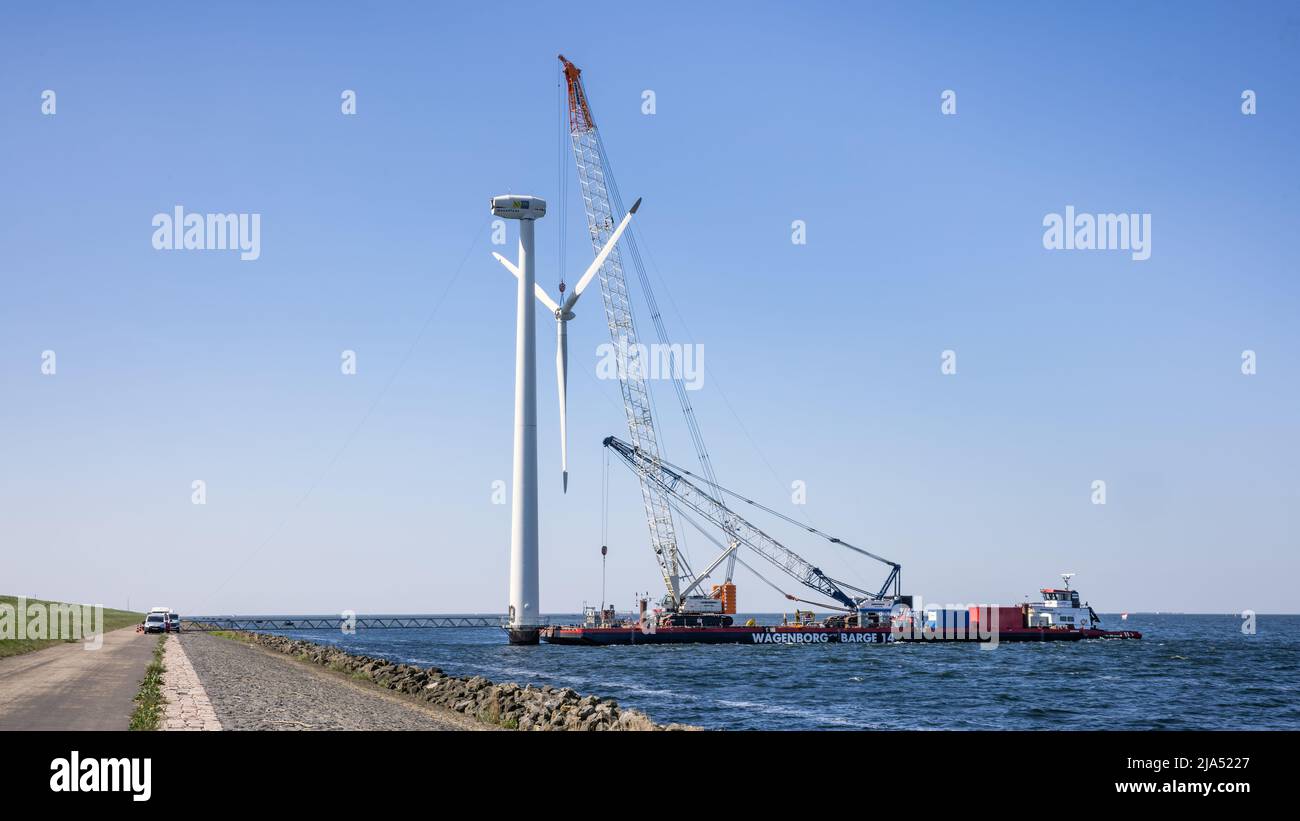 Lelystad, Niederlande - 22. April 2022: Kranschiff hebt Propeller für Abriss Offshore-Windturbinenpark Stockfoto