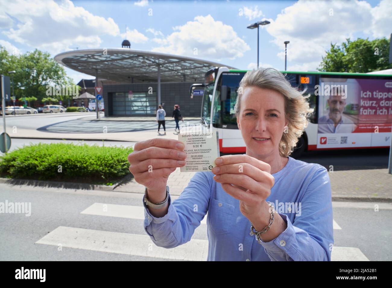 Einfuehrung des 9 EURO Tickets zur Entlastung der Buergerinnen und -Buerger fuer die hohen Spirtkosten. Eine junge Frau hat das 9-EUR-Ticket in der Stockfoto