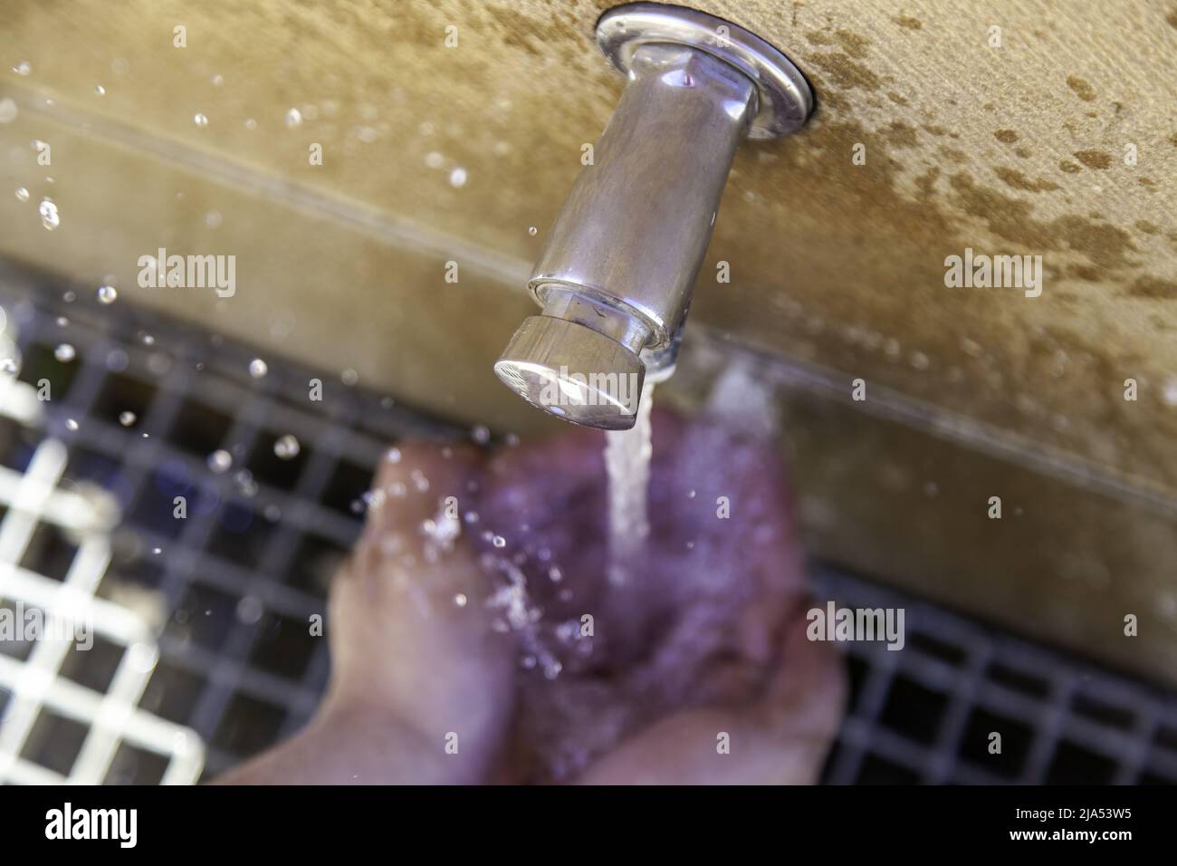 Füllen Wasserflasche in Brunnen, Wasser und Sommer, Erfrischung Stockfoto