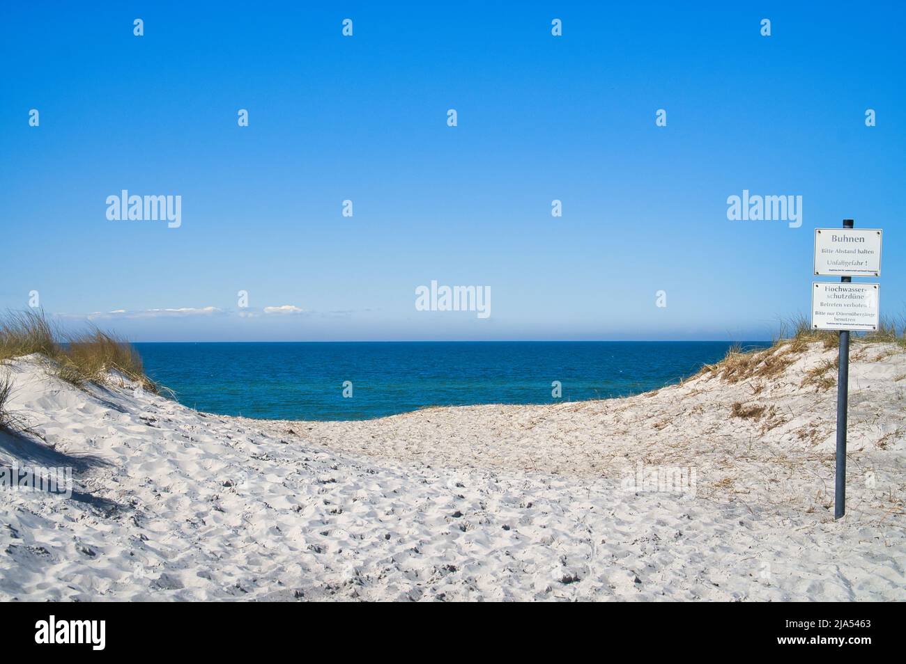 Sonnenuntergang an der ostseeküste mit Wolken am Himmel. Dazu das Rauschen des Meeres und eine frische Brise um die Nase. Stockfoto