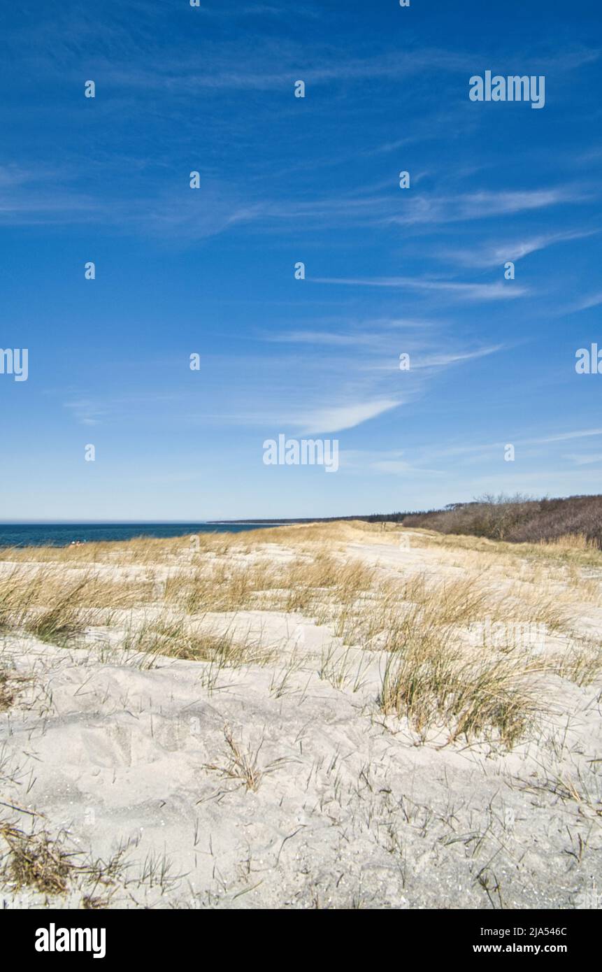 Sonnenuntergang an der ostseeküste mit Wolken am Himmel. Dazu das Rauschen des Meeres und eine frische Brise um die Nase. Stockfoto