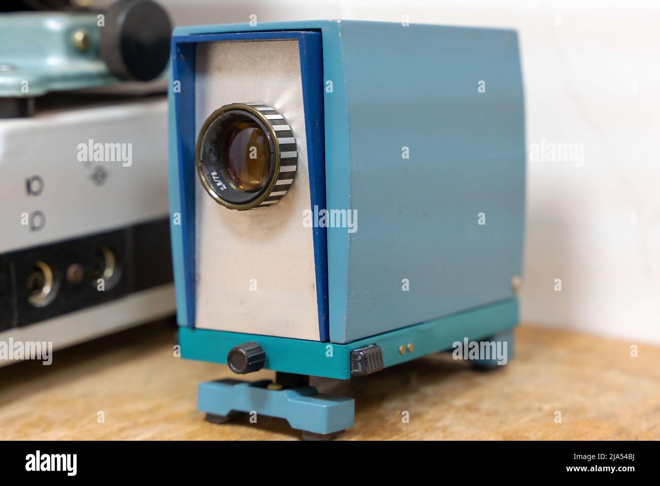 Ein alter Projektor für Filmstreifen. Nahaufnahme eines schicken Projektors Stockfoto