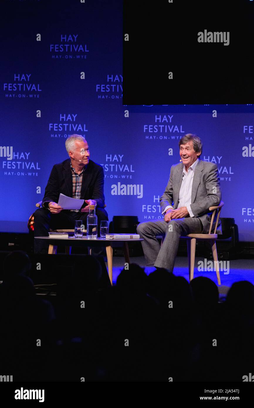 Hay-on-Wye, Wales, Großbritannien. 27.. Mai 2022. Melvyn Bragg spricht über seine Erinnerungen Back in the Day beim Hay Festival 2022, Wales. Quelle: Sam Hardwick/Alamy. Stockfoto