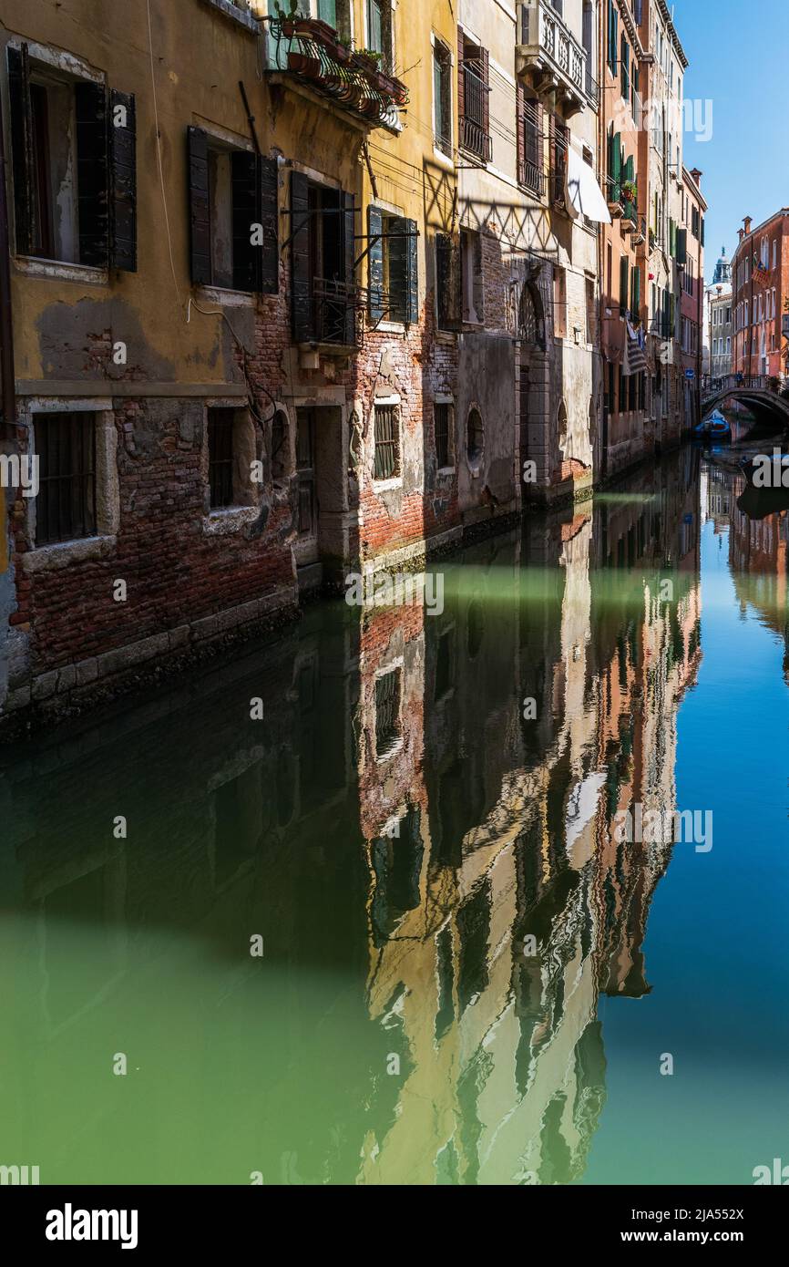 Spiegelungen von Gebäuden am Canalside, San Marco, Venedig Stockfoto