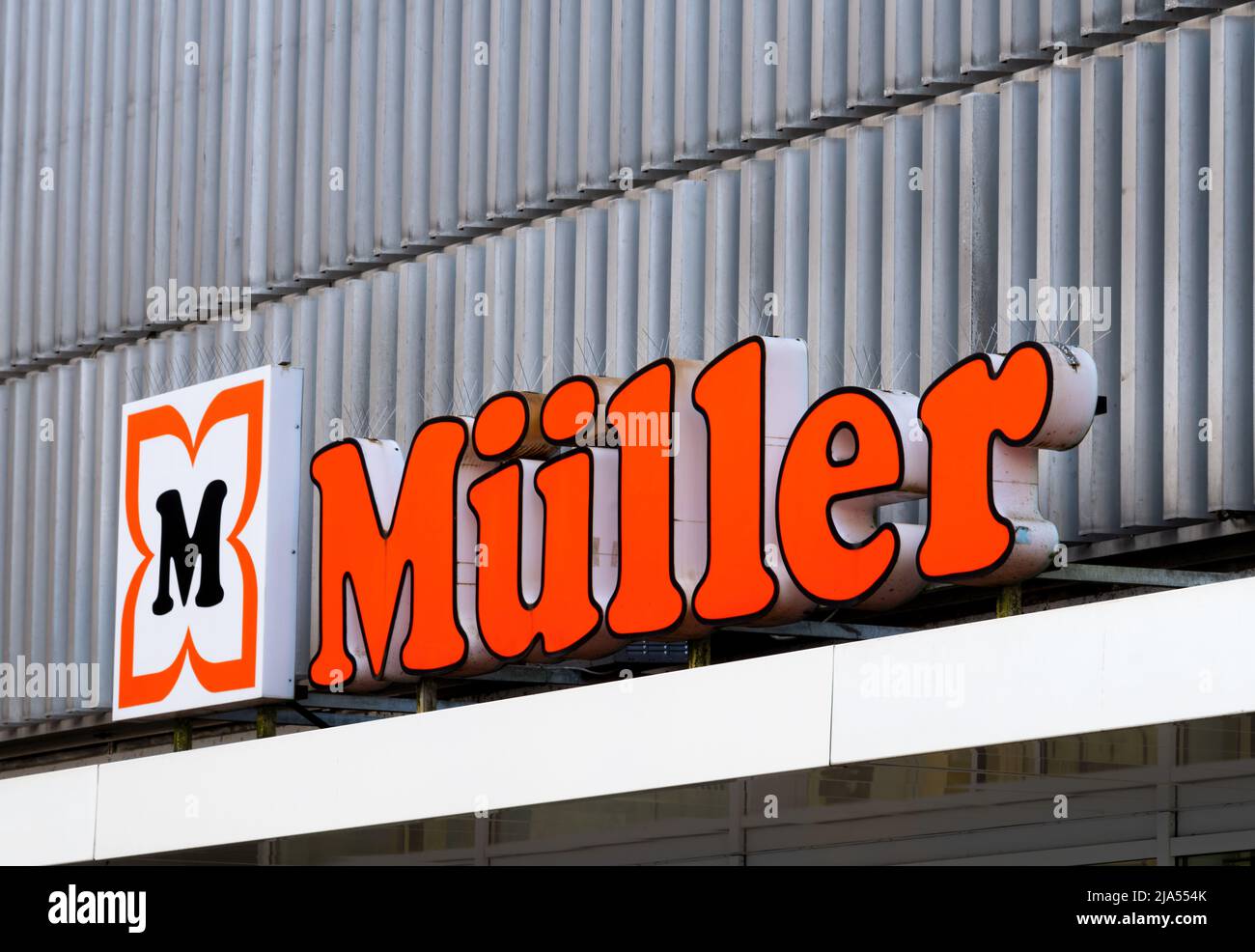 Müller-Logo auf einer Fassade. Müller ist in erster Linie ein Kosmetikgeschäft mit großer Drogerie- und Parfümerieabteilung mit Sitz in Ulm, Deutschland. Stockfoto