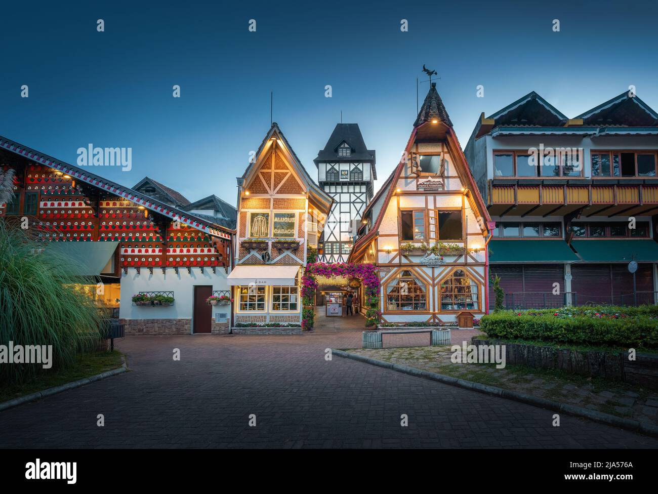 Capivari fachwerk Gebäude beleuchtet in der Nacht - Campos do Jordao, Sao Paulo, Brasilien Stockfoto