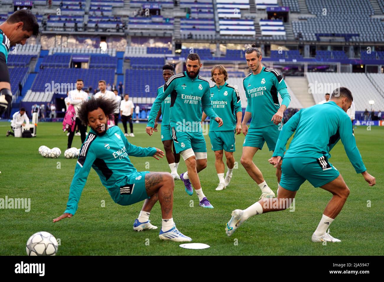 Karim Benzema und Gareth Bale von Real Madrid während einer Trainingseinheit im Stade de France vor dem UEFA Champions League-Finale am Samstag in Paris. Bilddatum: Freitag, 27. Mai 2022. Stockfoto