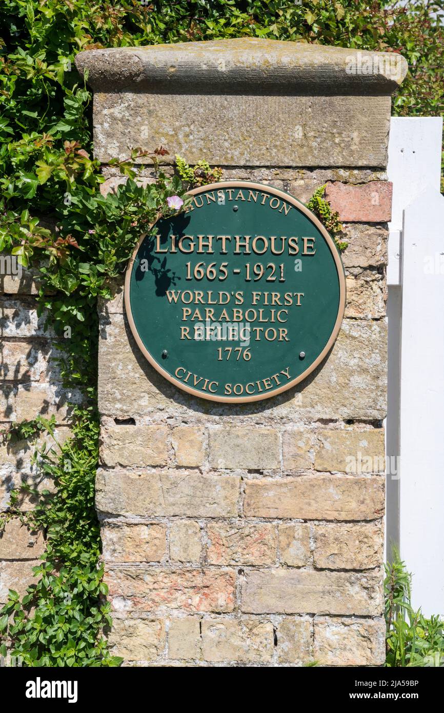 Plaque zeichnet den weltweit ersten Parabolreflektor am Hunganton Lighthouse auf, 1776. Stockfoto