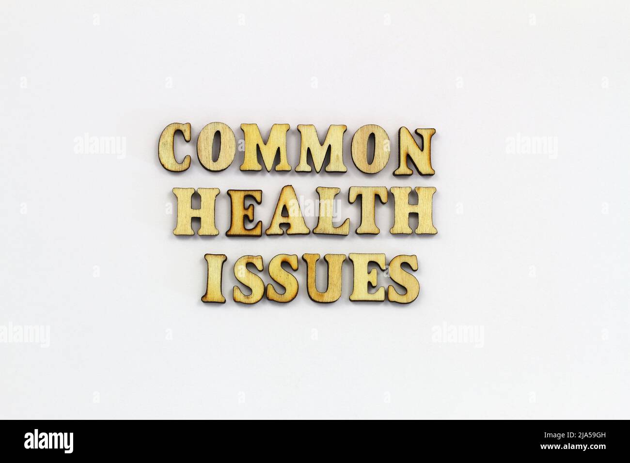 Allgemeine Gesundheitsprobleme mit Holzbuchstaben auf weißem Hintergrund geschrieben Stockfoto