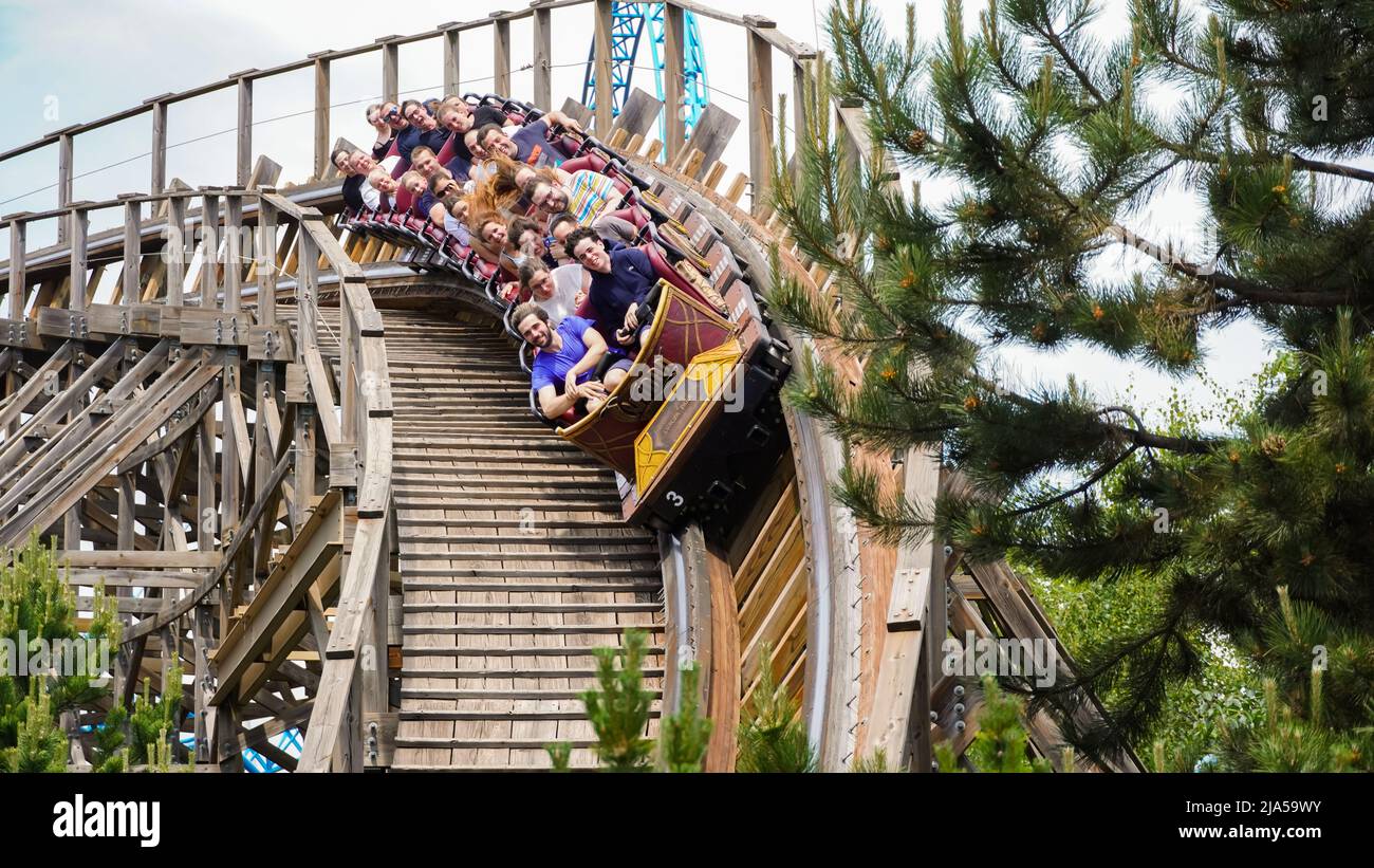 Rust, Deutschland-14. Juli 2023: Jugendliche haben Spaß auf der hölzernen Achterbahn „Wodan Timburcoaster“ im Freizeitpark „Europa-Park“ Stockfoto