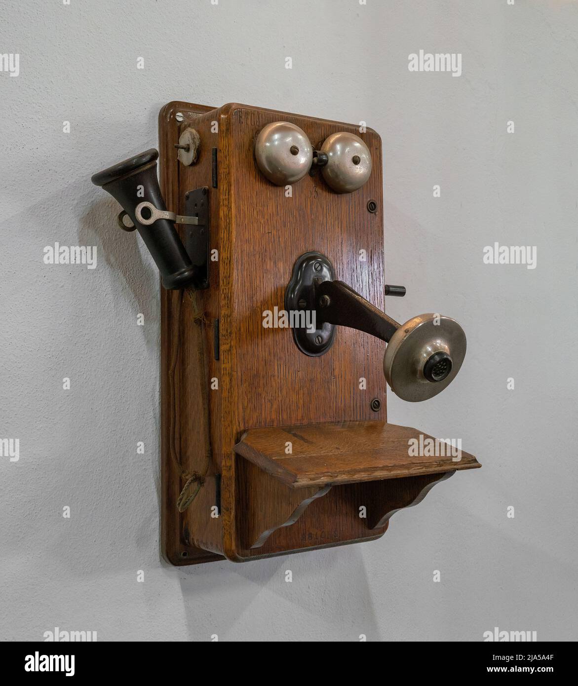 Antikes Telefon Mit Einfarbiger Vorderseite Stockfoto