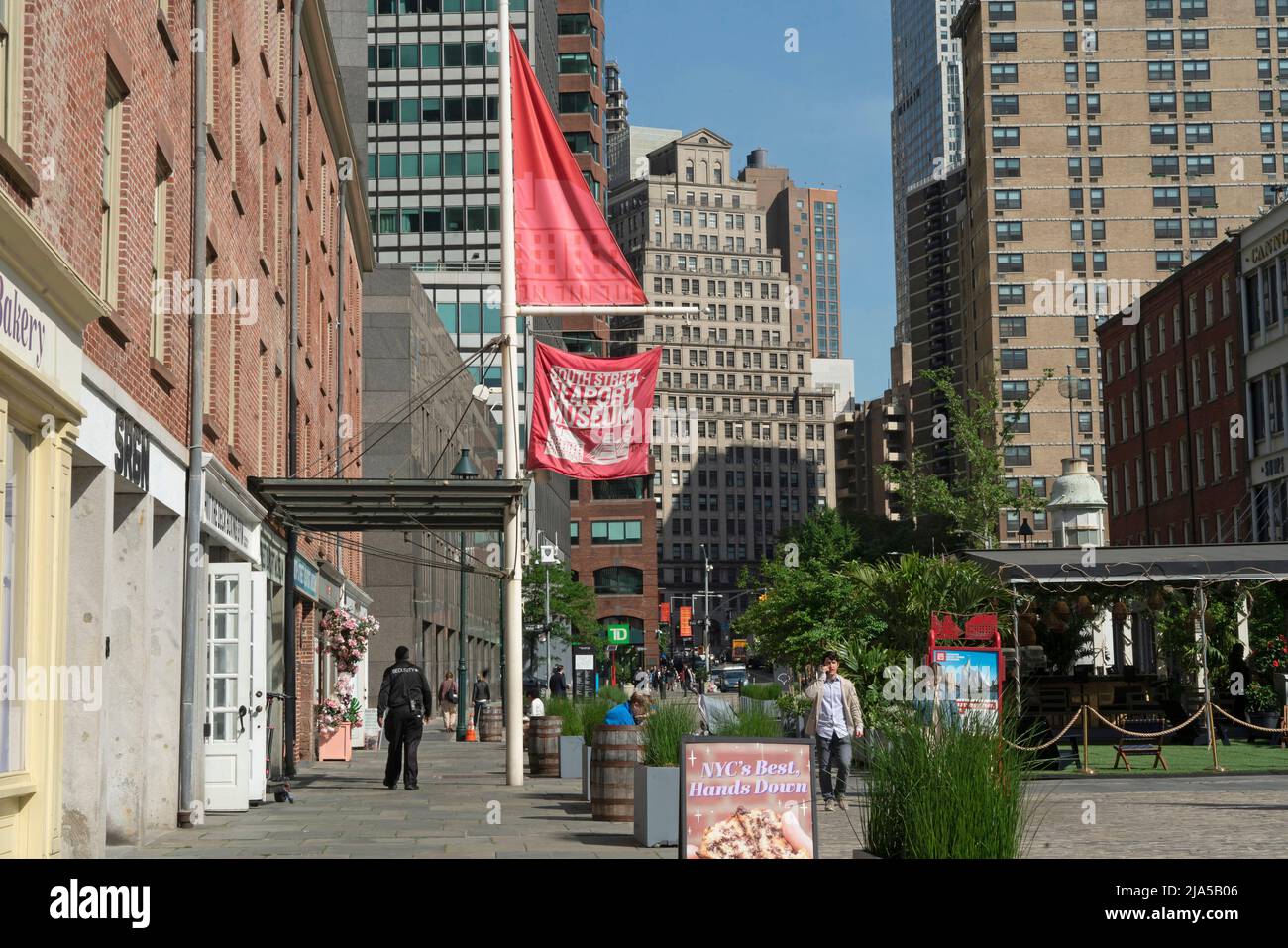 Ein Teil des South Street Seaport Museum befindet sich in der Schermerhorn Row, miteinander verbundenen Backsteingebäuden in der Fulton Street aus den Jahren 1811 bis 1812. Stockfoto