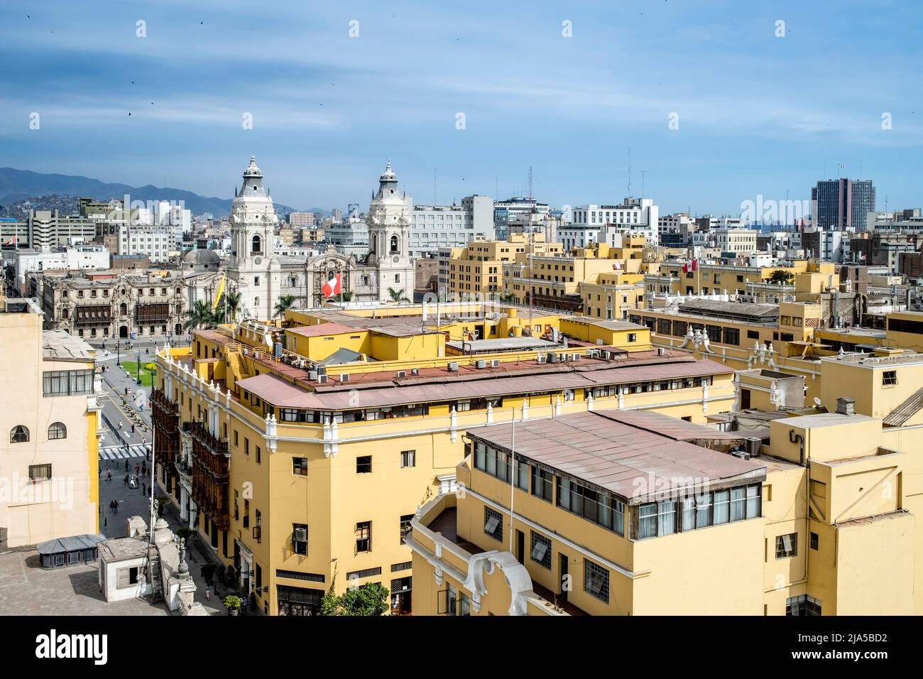Blick auf die Skyline von Lima in Richtung Plaza De Armas vom Glockenturm des Klosters Santo Domingo, Lima, Peru. Stockfoto