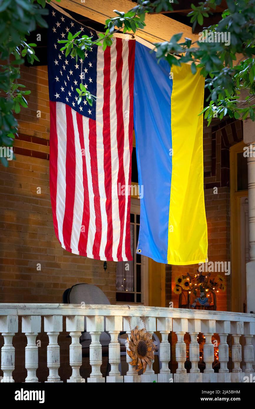 Amerikanische und ukrainische Flaggen hängen im King William Historic District von San Antonio, Texas. Stockfoto