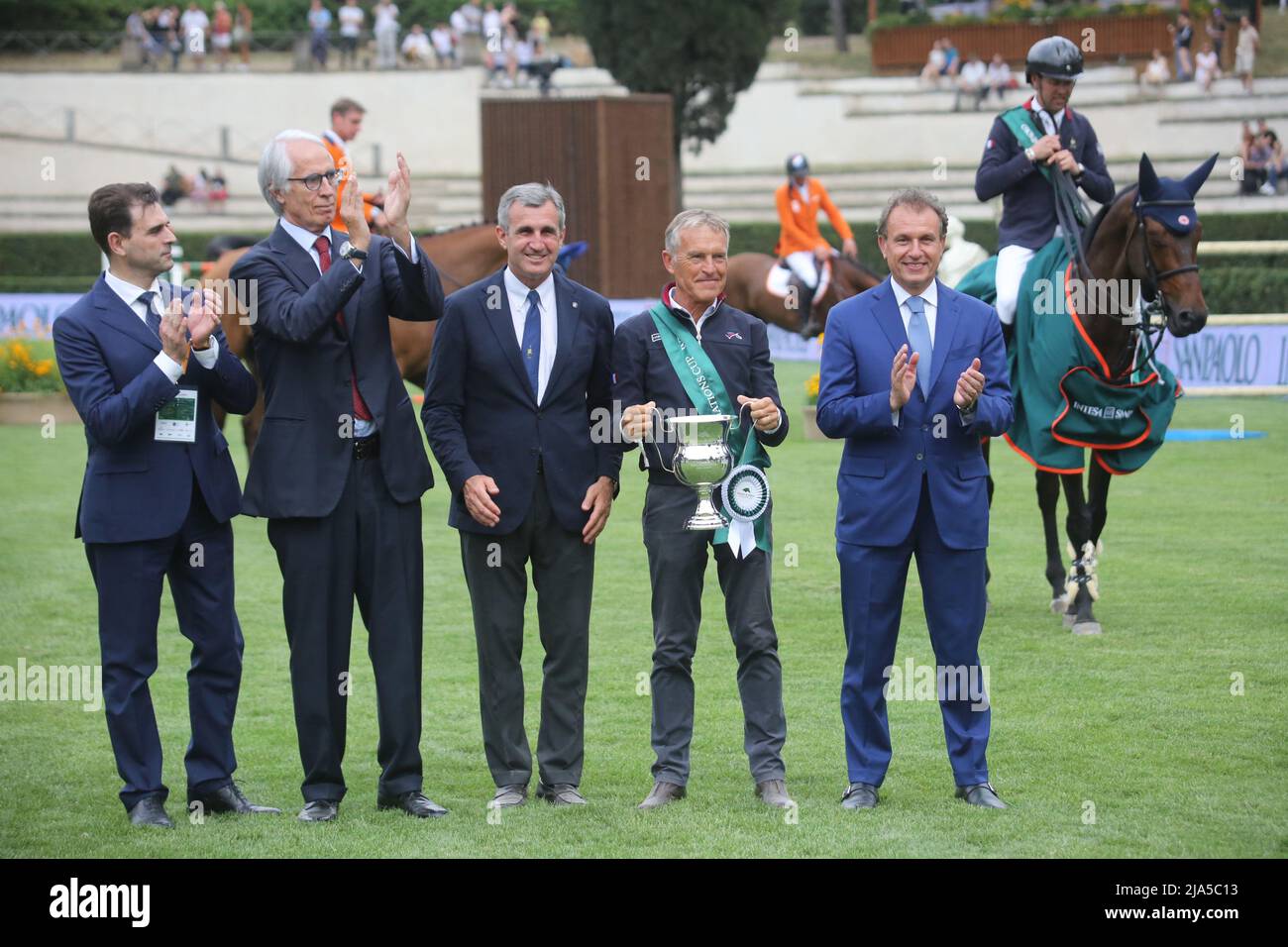 Rom, Italien. 27.. Mai 2022. ROM, Italien - 27.05.2022: Preisverleihung für das französische Team von Henk Nooren während der Piazza di Siena - 89 CSIO ROMA 2022, Nations Cup Intesa San Paolo, zwei Runden Wettbewerb. Kredit: Unabhängige Fotoagentur/Alamy Live Nachrichten Stockfoto