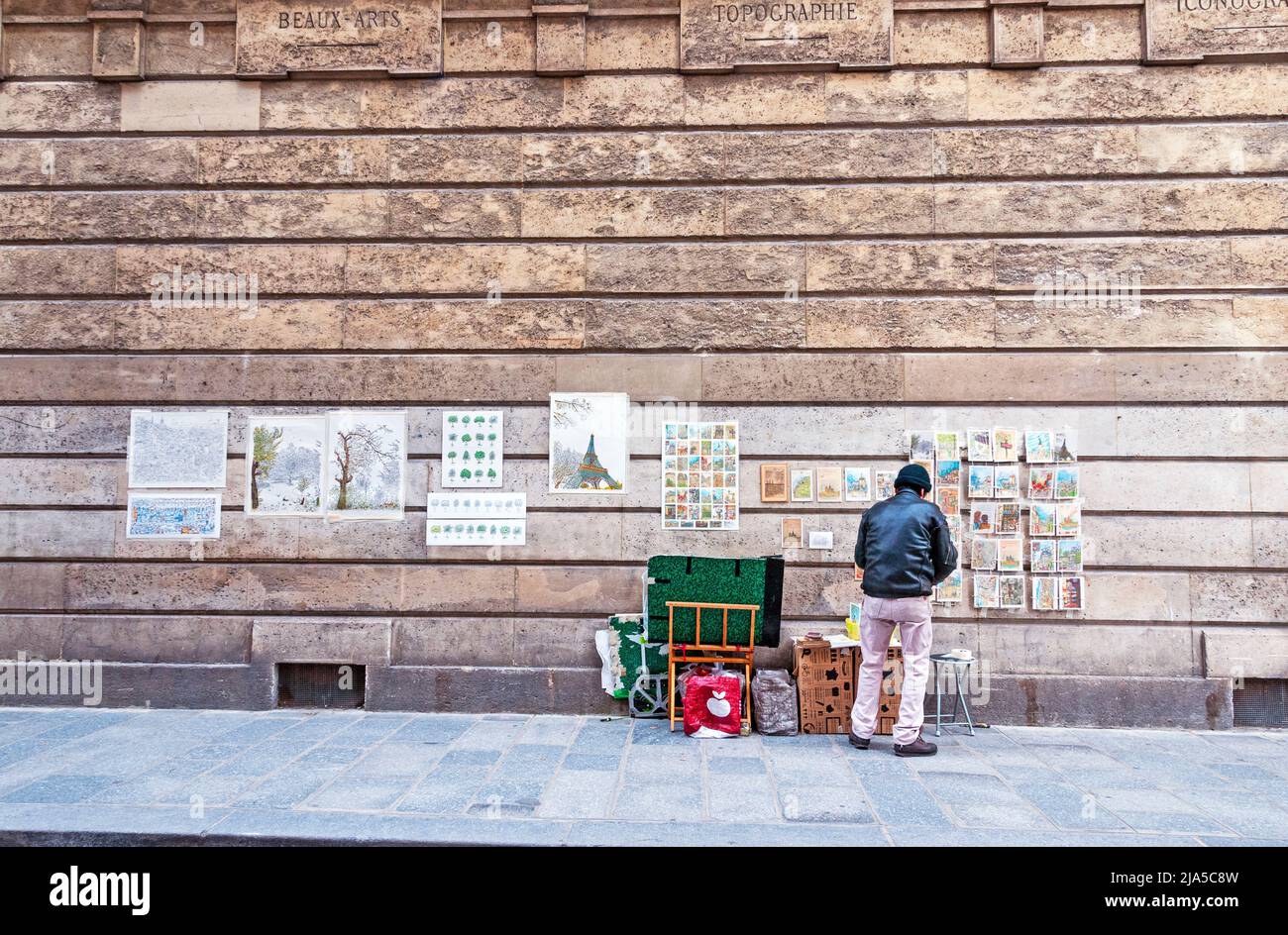 Mann, der Kunst in Le Marais, Paris, Frankreich zeigt Stockfoto