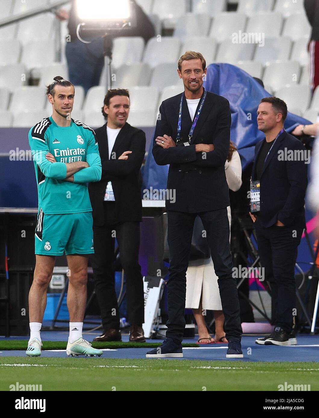 Paris, Frankreich, 27.. Mai 2022. Gareth Bale von Real Madrid spricht mit Peter Crouch während der Ausbildung am Stade de France, Paris. Bildnachweis sollte lauten: David Klein/Sportimage Kredit: Sportimage/Alamy Live News Stockfoto