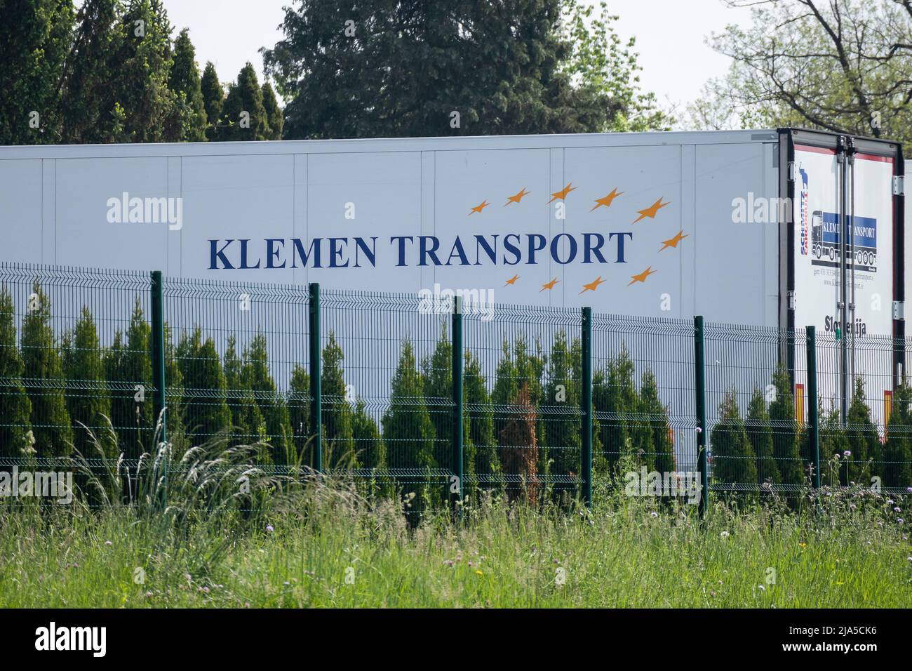 Slowenien, Menges - Mai 13 2022: Klemen Transport geparkter LKWs Stockfoto