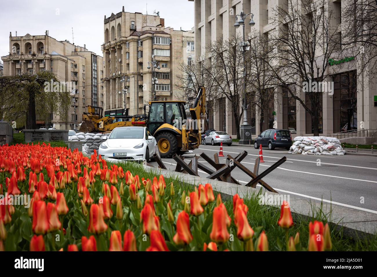 KIEW, UKRAINE - APR 20, 2022: Panzerabwehrigel oder tschechische Igel am Straßenrand sind bereit, den Unabhängigkeitsplatz im Falle eines Igels zu blockieren Stockfoto